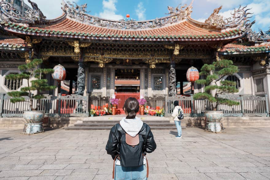 Passender Kleidungsstil im buddhistischen Tempel